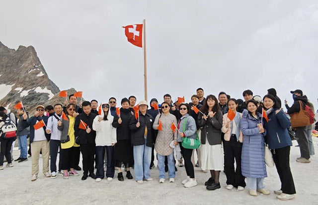 少(shǎo)女(nǚ)峰雪(xuě)山(shān)